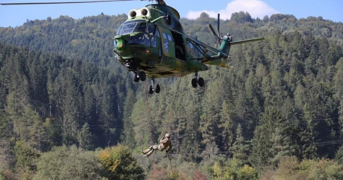Katonai helikopterek köröznek Sepsiszentgyörgy felett, a konvoj Hargita megyén is áthalad
