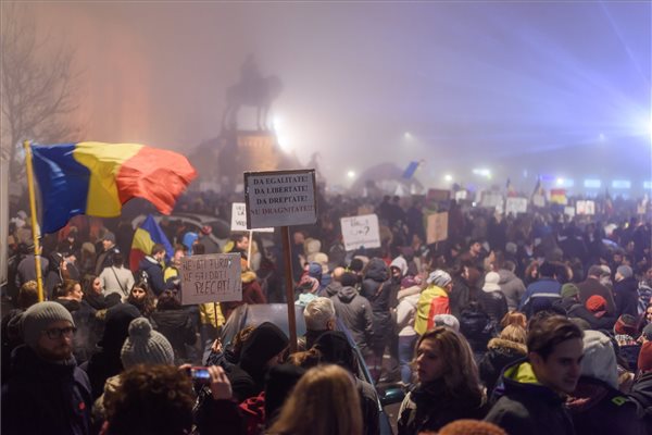 A járványügyi óvintézkedések ellen tüntettek Bukarestben