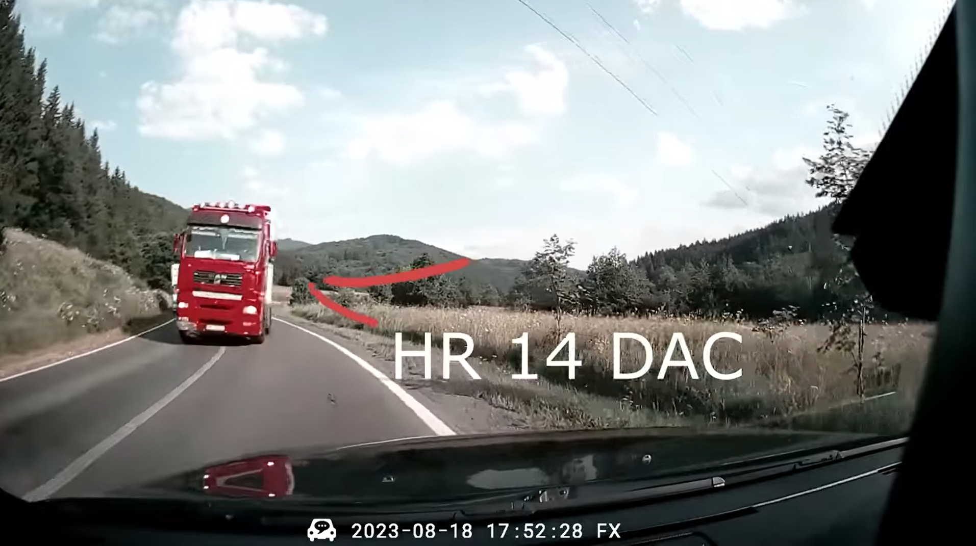 Fedélzeti kamera rögzítette, ahogy folytonos vonalon előz a HR rendszámú teherautó Brassó megyében