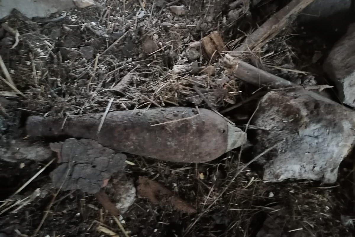 Fel nem robbant tüzérségi lövedéket találtak egy salamási istállóban