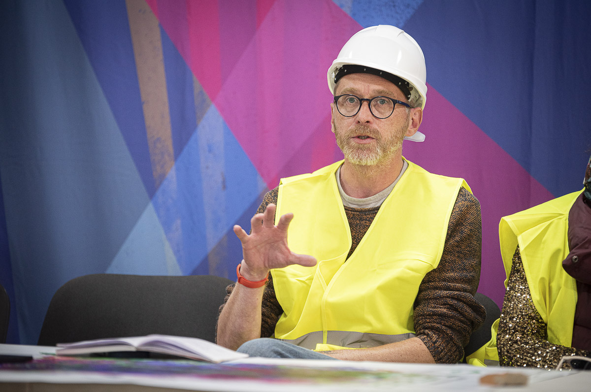 Évadkezdés munkavédelmi sisakban