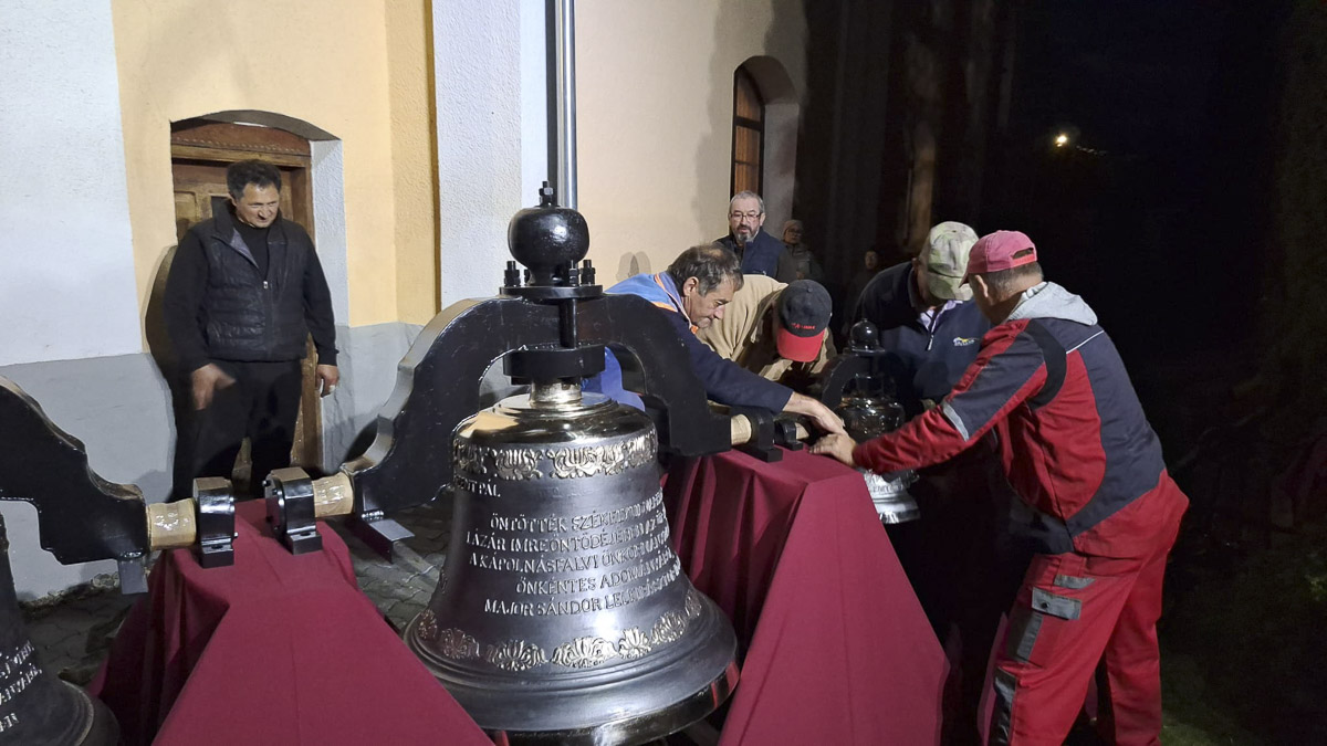 Megérkeztek az új harangok Kápolnásfaluba
