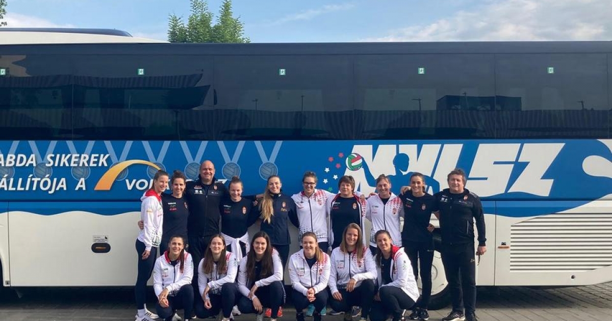 Ma érkeznek a pólós lányok