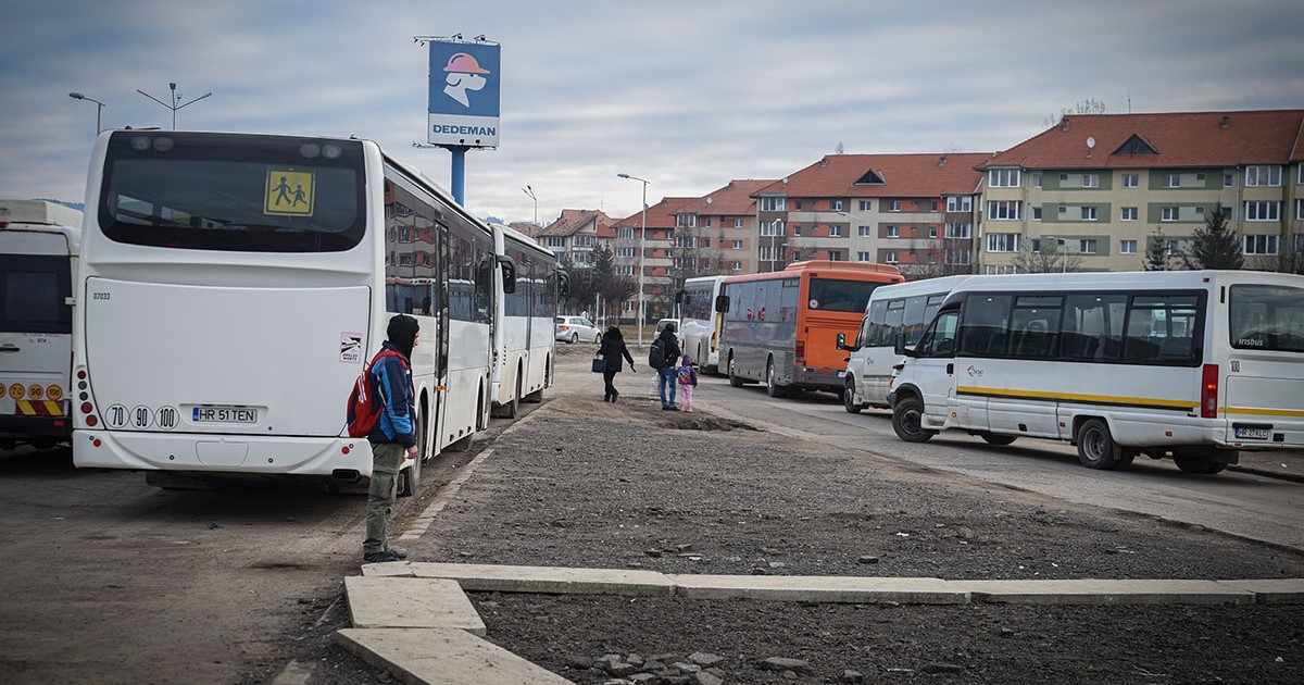 A buszsofőrök helyettesítik az információs irodát, a mellékhelyiség a barkácsáruházban van