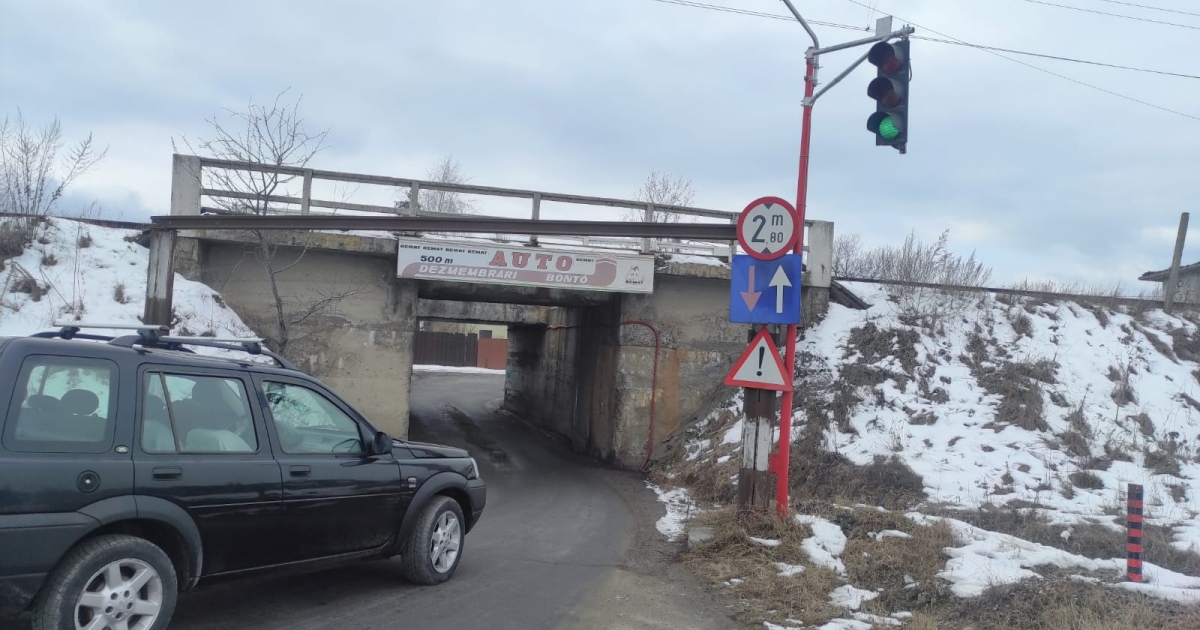 Helyi rendőrök irányítják a forgalmat szerdán a Baromtér utcai vasúti aluljárónál