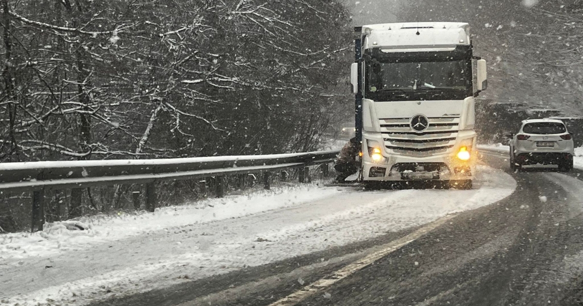 Elakadt két nyerges vontató a Hargitán, Szépvíznél közlekedési baleset történt