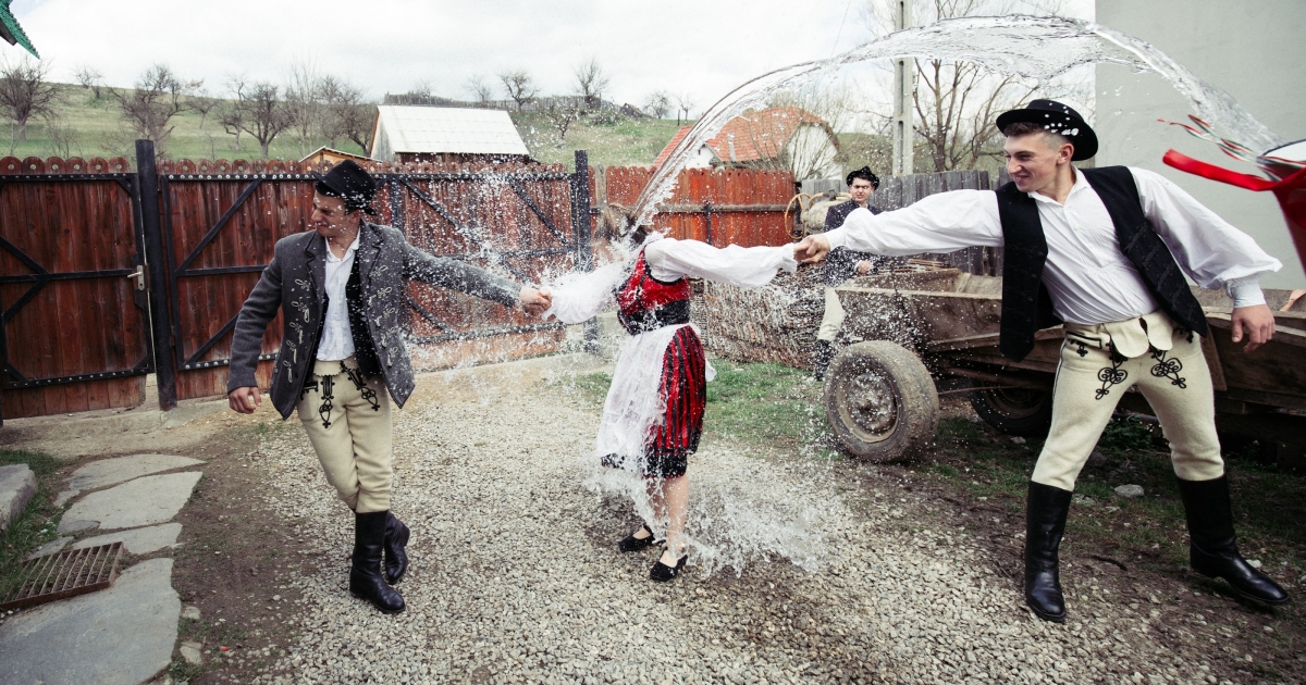 A húsvéti locsolkodás hagyománya több ezer évre nyúlik vissza, de sokat változott az idők során