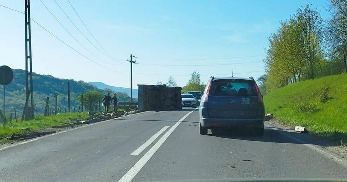 Felborult egy fával megrakott kamion Székelyudvarhelyen