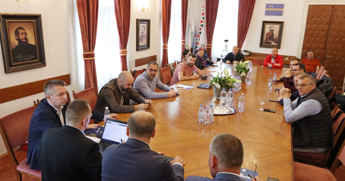 Meg kellene csókolja az egész hivatal a... Botrányba fulladt az udvarhelyi tanácsülés