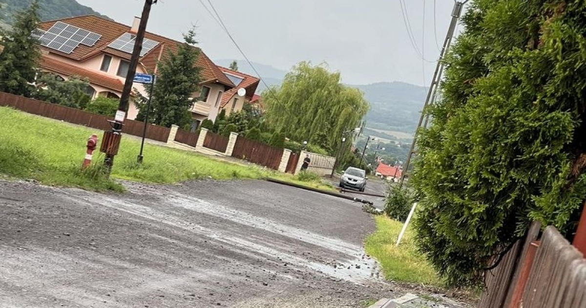 Kidőlt két faoszlop az egyik székelyudvarhelyi utcában