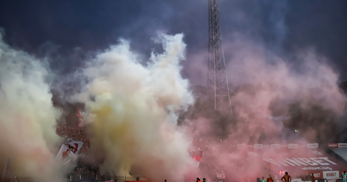 Üvegekkel dobálták meg Diószegi László klubtulajdonost