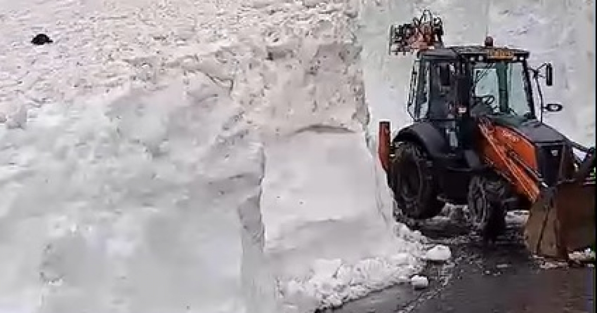 Takarítják a havat a Transzfogarasi úton, a hóréteg négy méter vastag