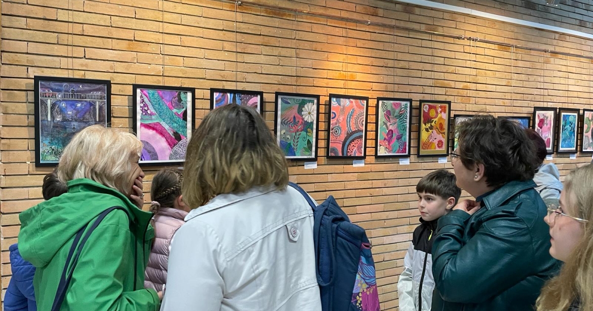 Ifjúsági képzőművészeti kiállítást nyílt Csíkszeredában
