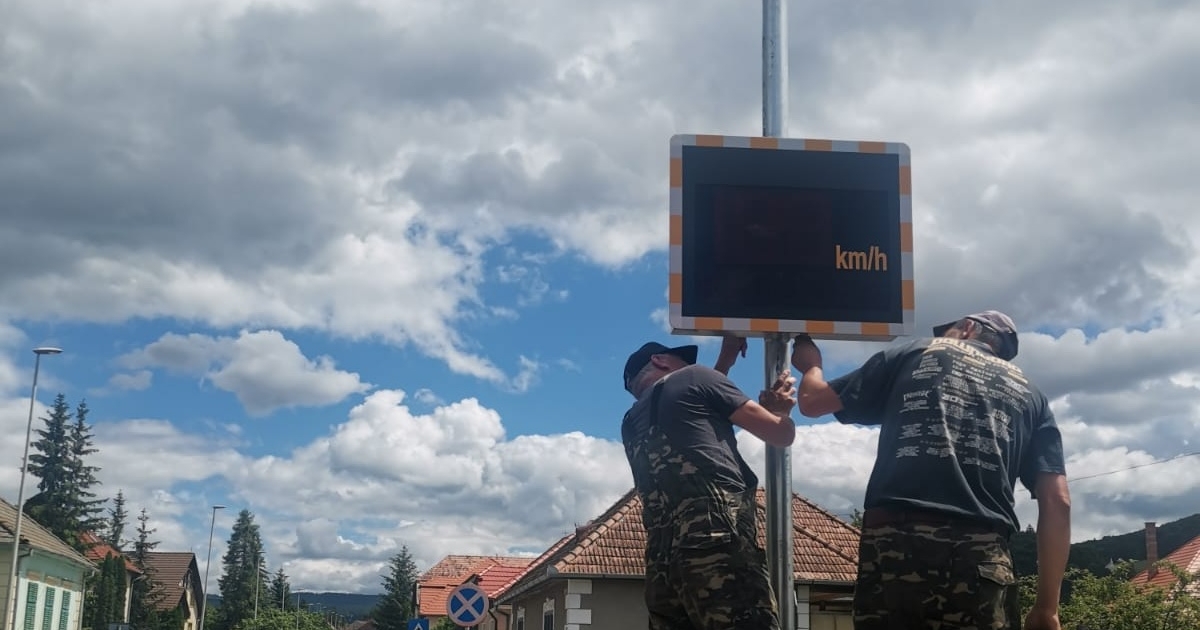 Sebességmérő táblát szereltek fel a csíkszeredai Szék útján