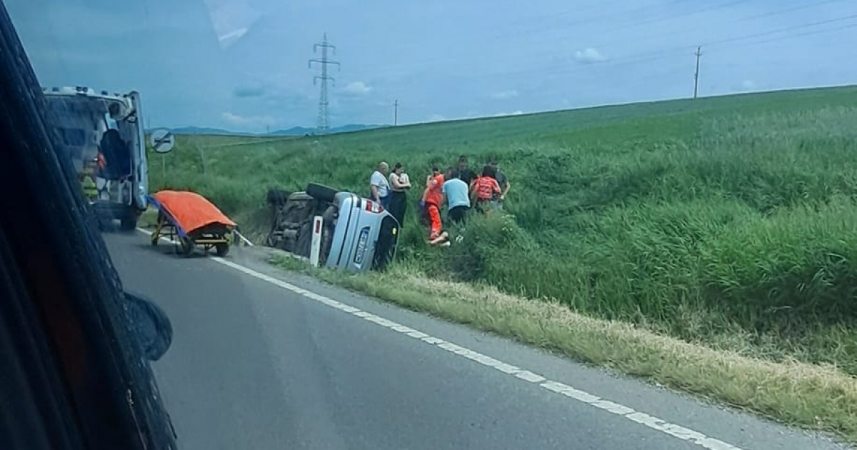 Felborult autójával a 18 éves sofőr és 25 éves utasa Dánfalvánál