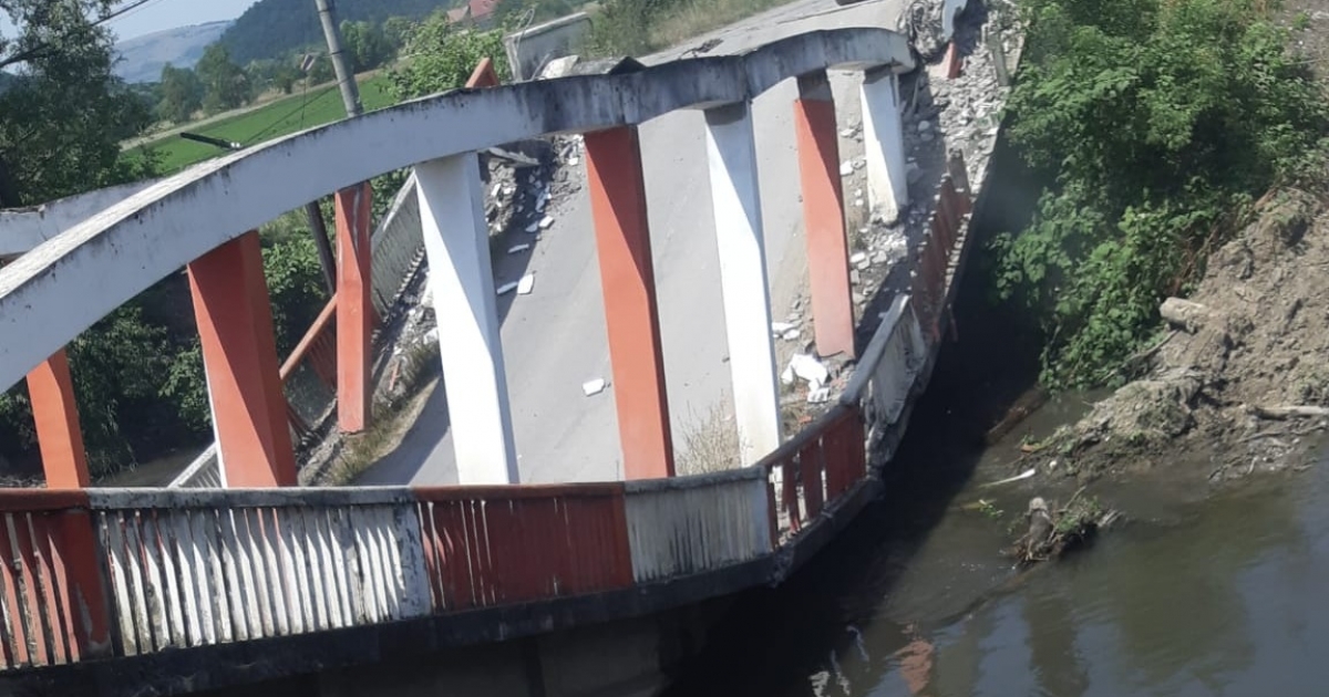 Elkezdődött Bikafalván a régi híd elbontása, a forgalmat póthídon biztosítják