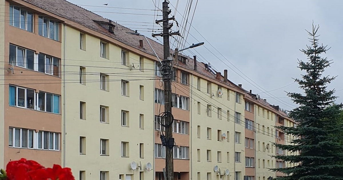 Tetőt cserélnek Borszék egyik központi tömbházánál, az önkormányzat óvatosságra int