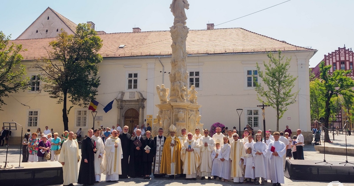 Felszentelték és megáldották a Kolozsvár belvárosába visszaállított Mária-oszlopot