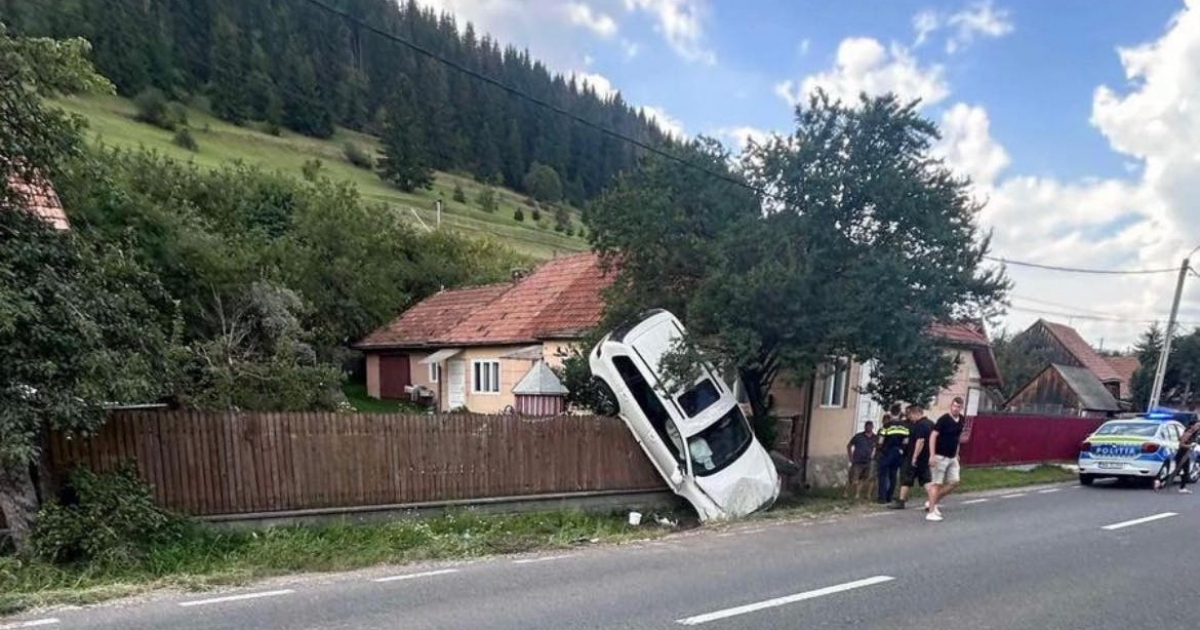 Kerítésen lóg egy fehér autó Szentdomokoson