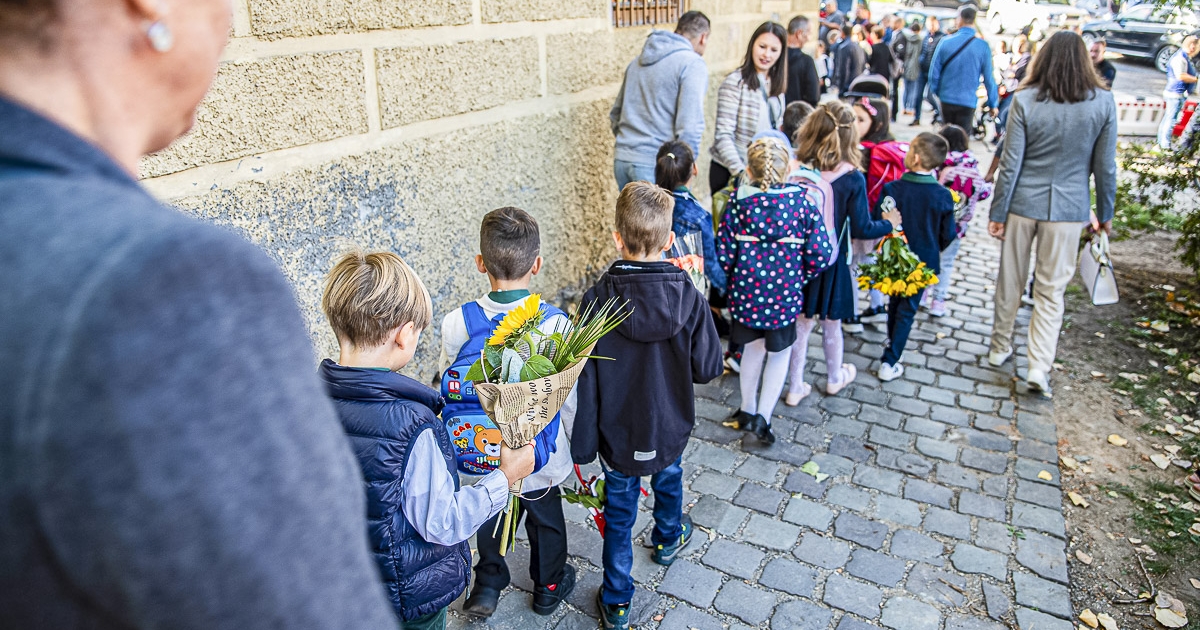 Óraadó tanárokkal pótolják