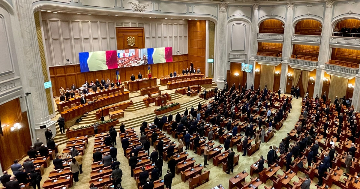 Benzinnel próbálta meg felgyújtani a parlamentet egy férfi, keresi a rendőrség