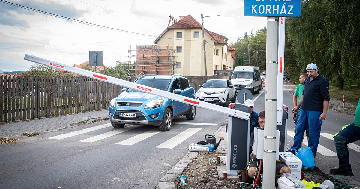 Felállították az ideiglenes sorompót a csíkszeredai kórházhoz vezető körforgalomnál