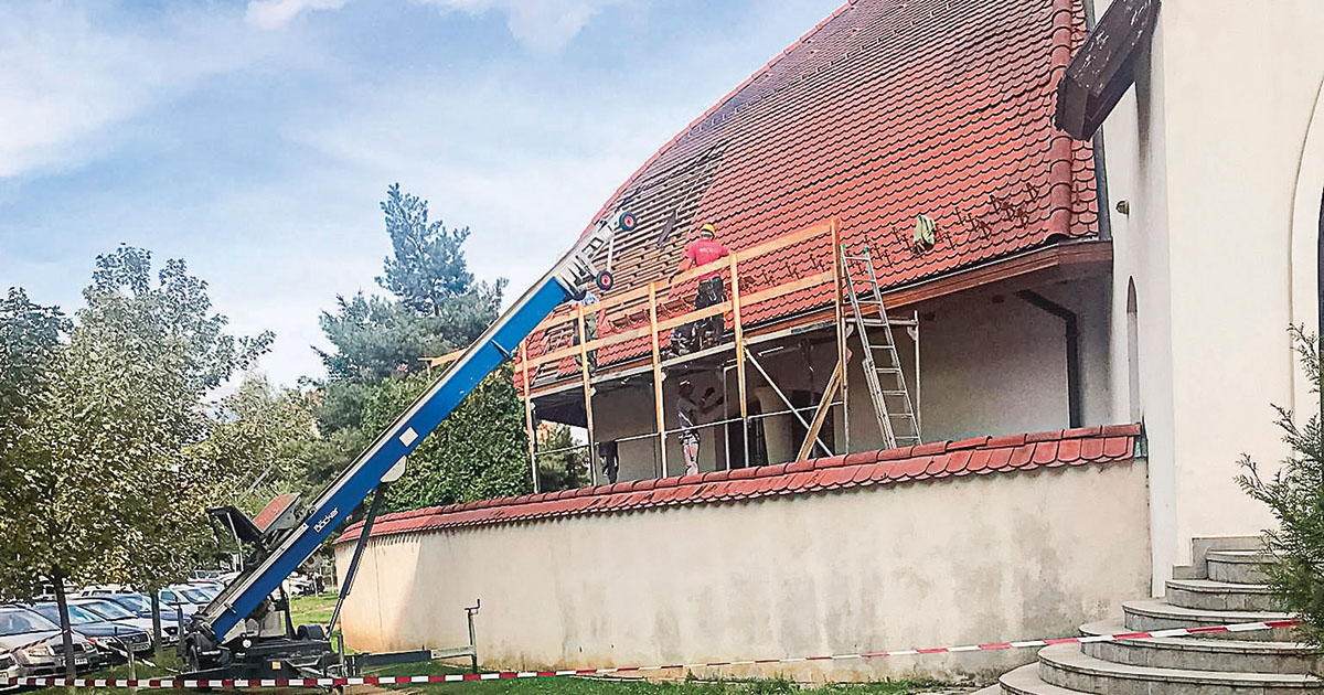 Új cserepek kerülnek a Millenniumi templomra