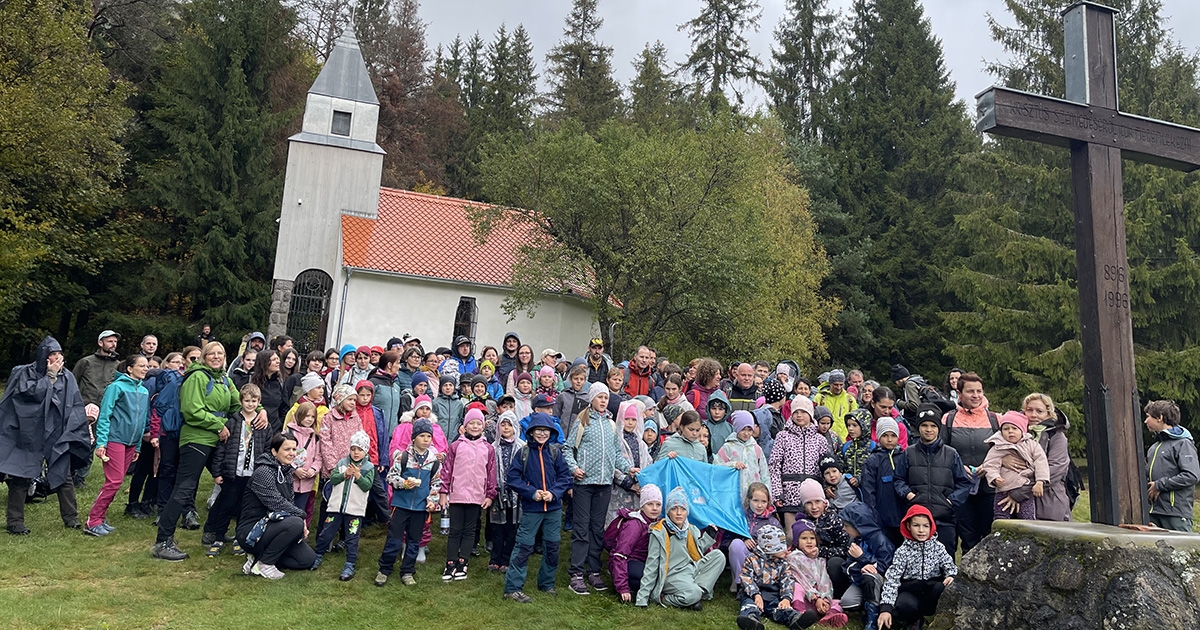 Egy nagy kupac kufli a Szent Anna-tónál