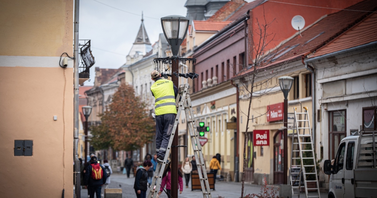 Elkezdték az ünnepi fények kihelyezését Csíkszeredában