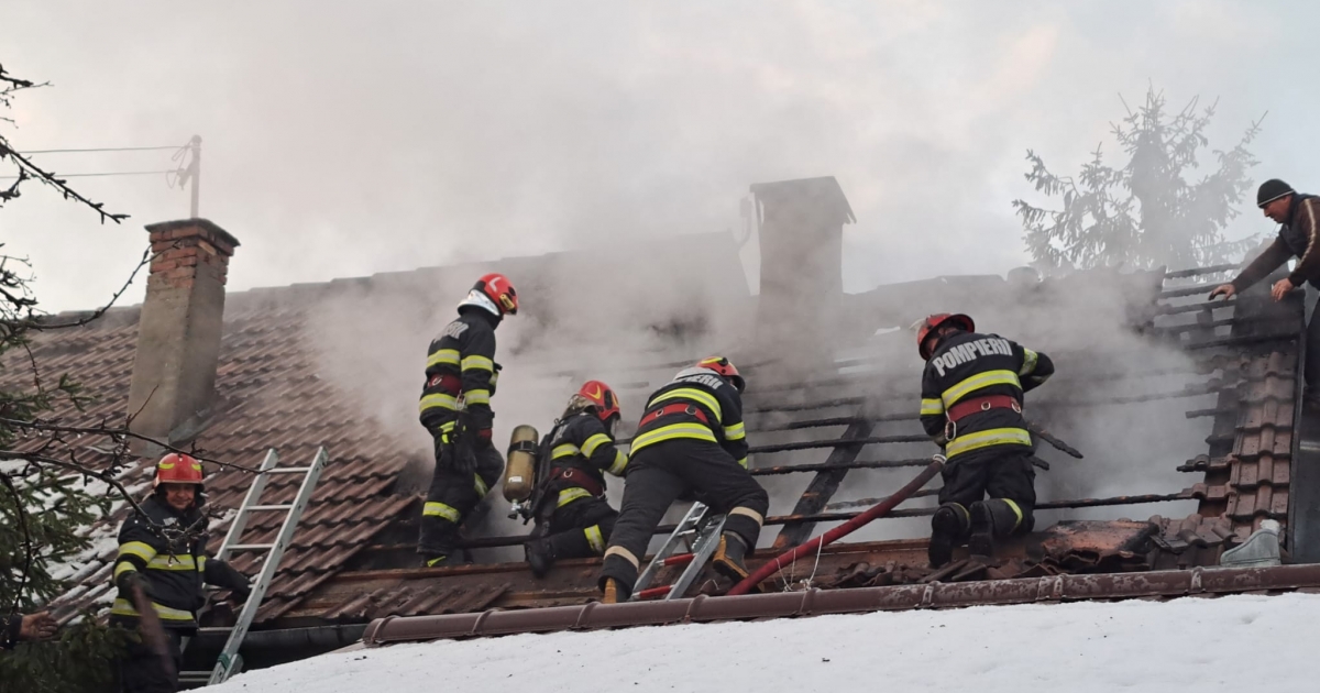Kigyulladt egy ház tetőzete Csíkrákoson