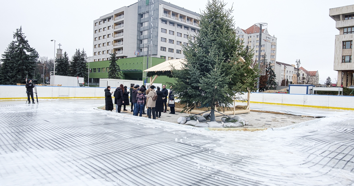 Csütörtökön nyit a szabadtéri korcsolyapálya Csíkszeredában, a közepén betlehemes installációval