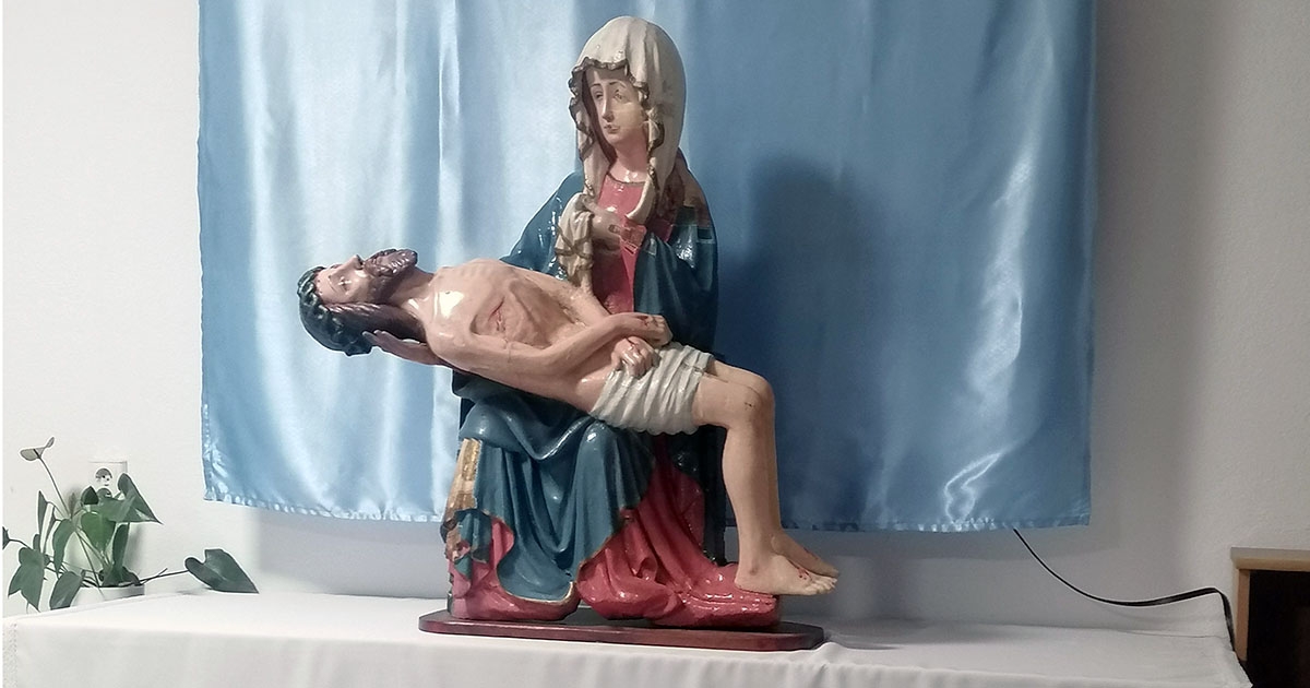 Középkori Pietà-szobor