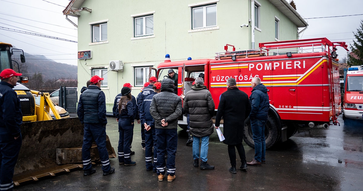 Tűzoltókocsi az önkénteseknek