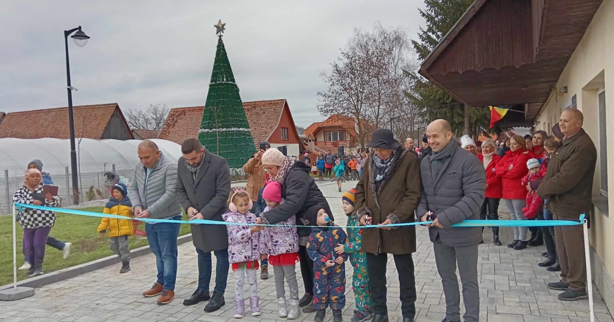 Játszóteret hozott a Mikulás a fiatfalviaknak