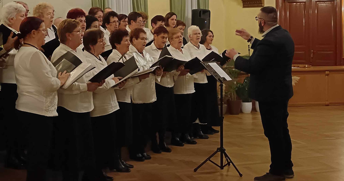 Tizenhat gyermek ünnepét tették szebbé