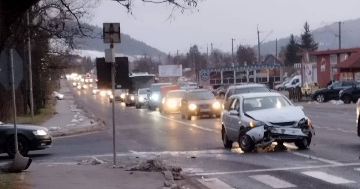 Két autó és egy közlekedési tábla rongálódott meg