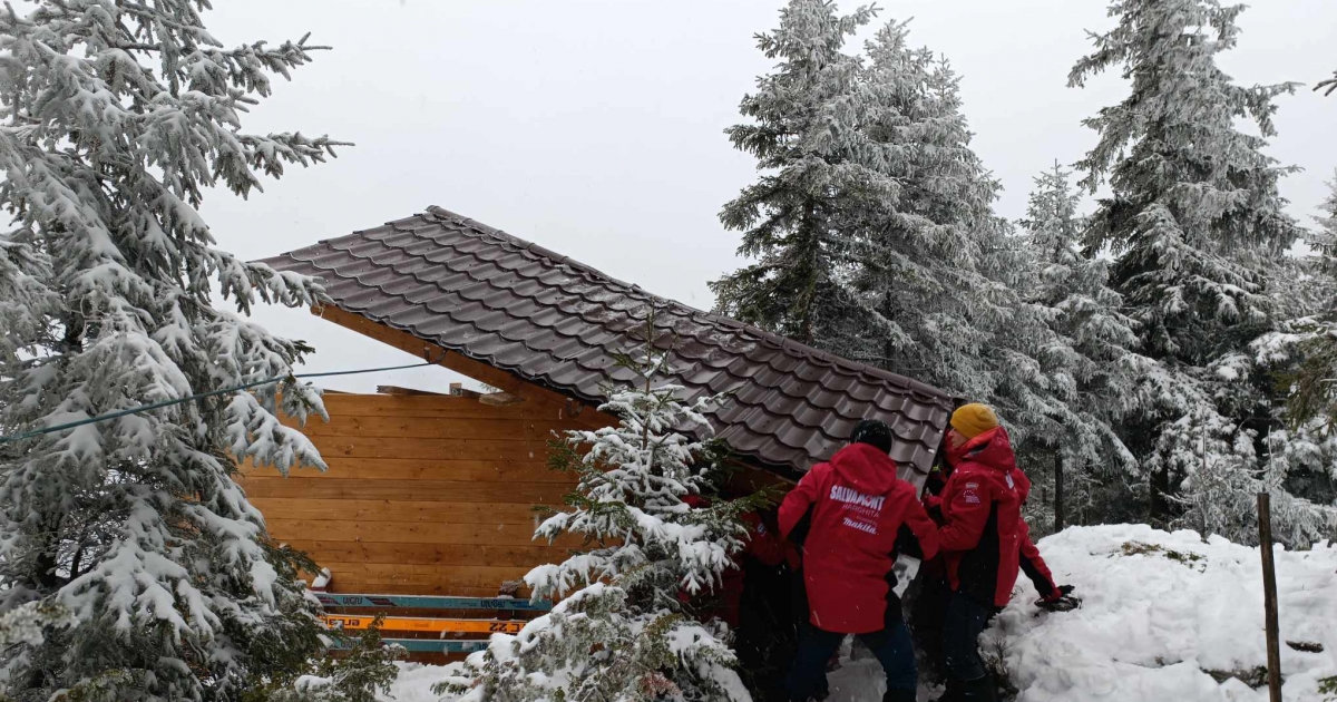 Orkánerejű szél fújta le a panorámakabin tetejét