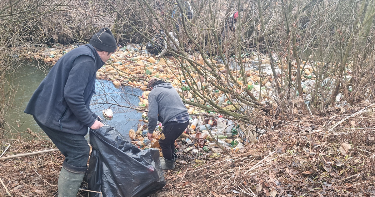 45 zsák szemetet szedtek ki az Oltból