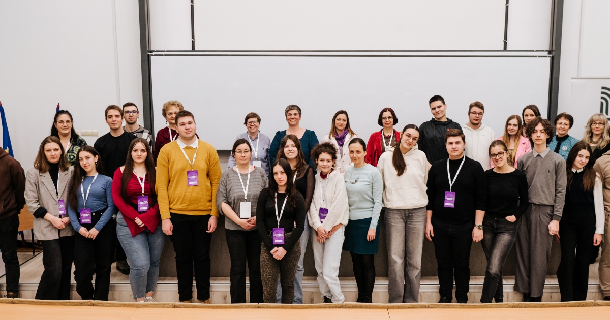 Gúzsba kötve, de szabadon alkotva