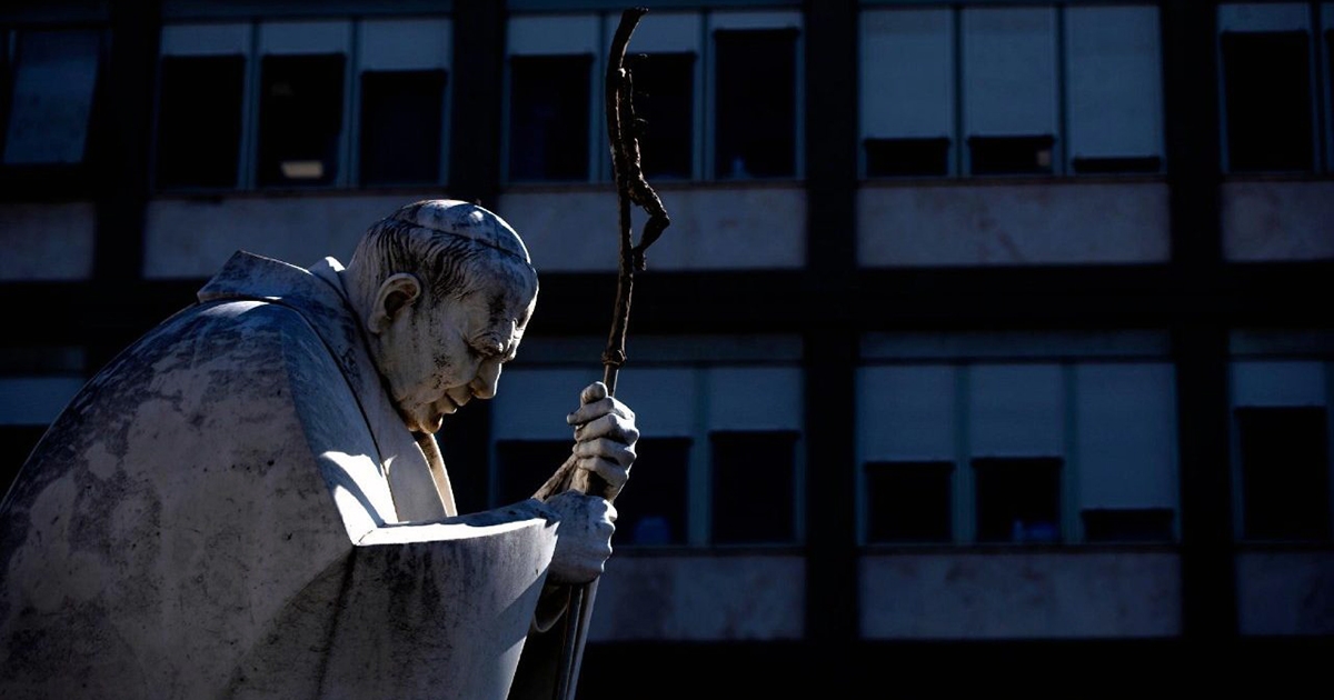 Ferenc pápa közel egy hónapja kórházban van