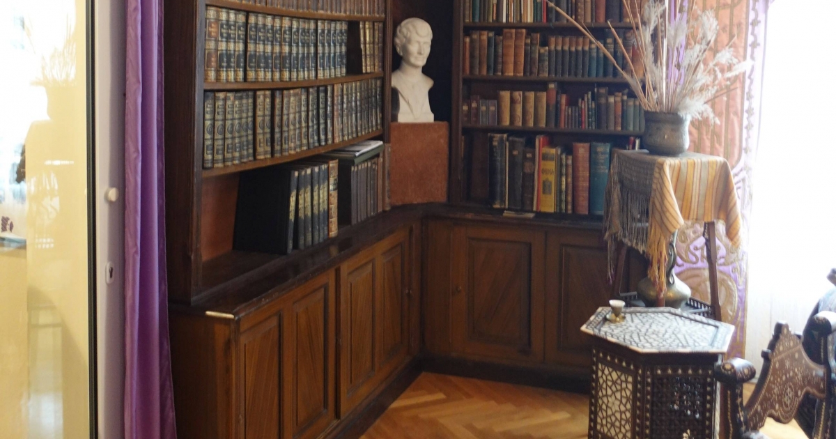 May Károly múzeumában