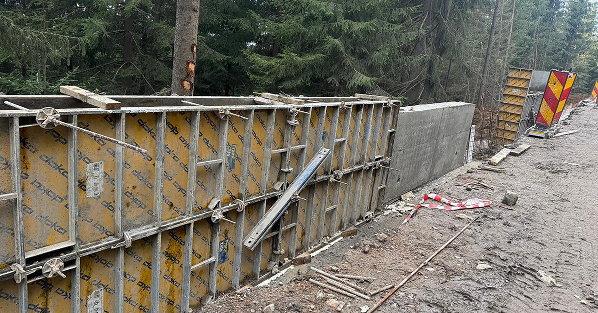 Már festik az útburkolati jeleket a Ditró–Gyergyótölgyes közötti útszakaszon