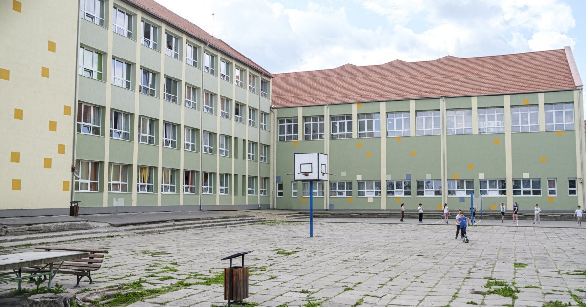 A vakációval együtt kezdődik a csíkszeredai Nagy Imre Általános Iskola udvarának a felújítása