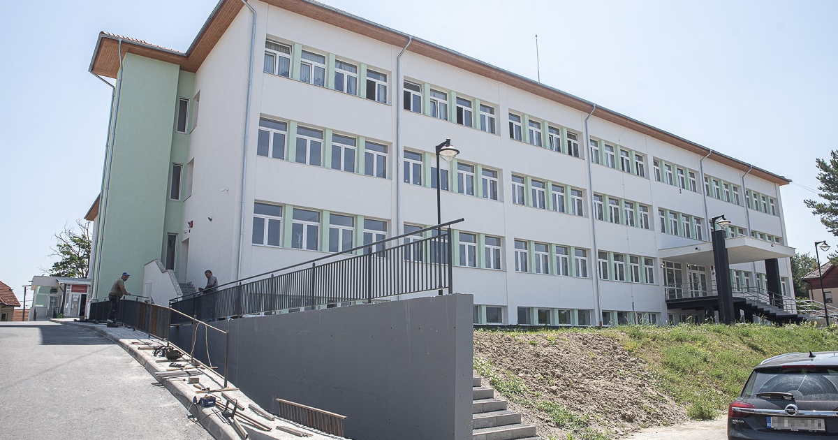 Átadás előtt a csíkszeredai poliklinika épülete