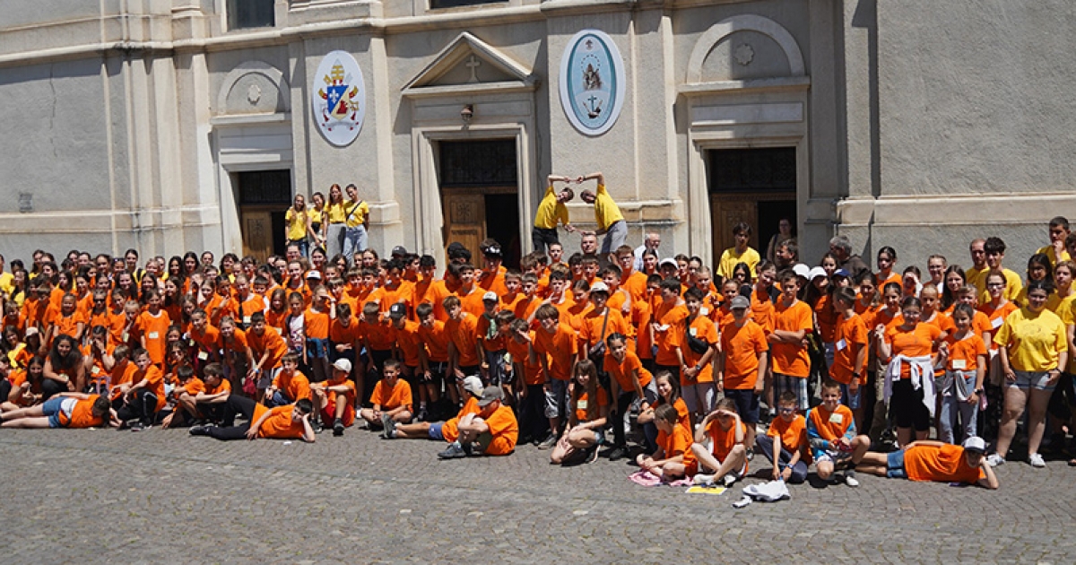 Hit és játék az „iskolában”