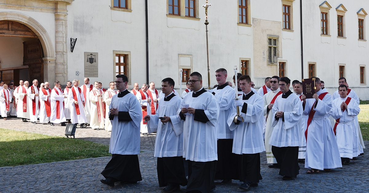 Válasz a paphiányra