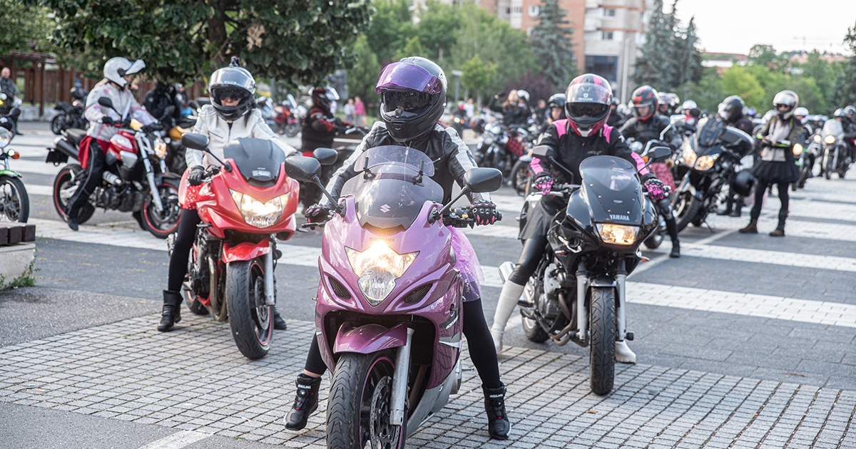 Szoknyás gurulás Csíkszeredában