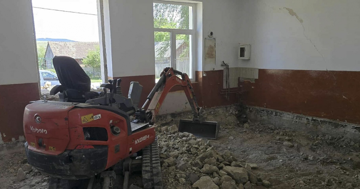 Dolgoznak a delnei iskolán