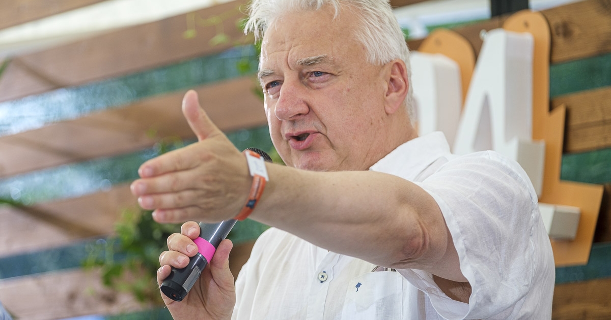 Kinyújtott kéz, békés jövő