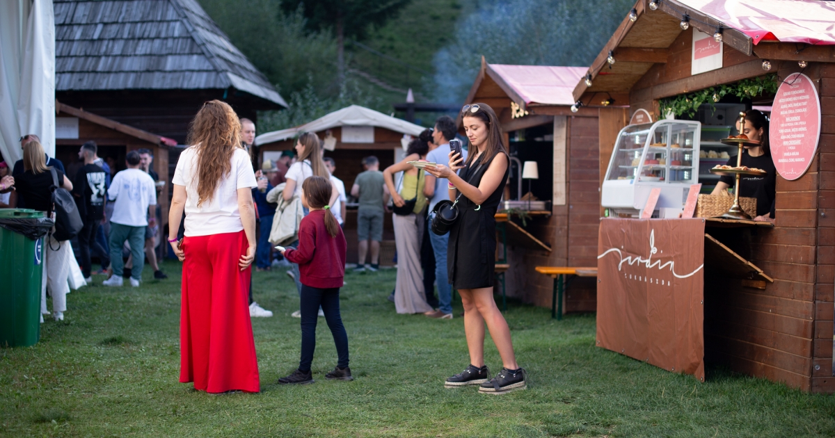 Napfénytől ragyogó gasztrohétvége Borospatakán